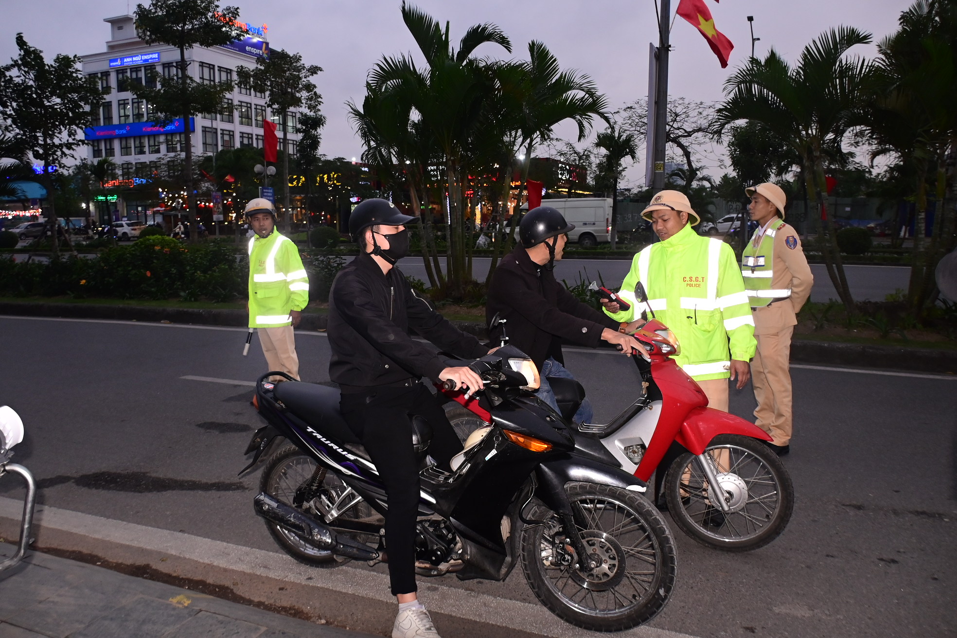 Uống rượu bia dắt xe máy qua chốt kiểm tra nồng độ cồn vẫn có thể bị xử phạt theo quy định